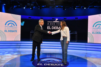 Buenos Aires, Argentina.- En las fotos tomadas el 8 de noviembre del 2023, el candidato a vicepresidente de Unión por la Patria, Agustín Rossi (izquierda), de Unión por la Patria (UxP) y Victoria Villarruel (derecha), de La Libertad Avanza (LLA), participaron en su segundo debate televisado para intercambiar ideas sobre las plataformas clave de sus respectivos partidos.