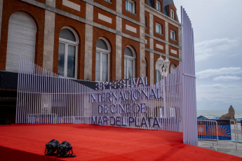 Mar del Plata, Argentina.- En las fotos tomadas el 1 de noviembre del 2023, durante la inauguración del Festival Internacional de Cine en su edición número 38. Hasta el domingo (12), la ciudad de Mar del Plata es sede de su Festival Internacional de Cine, el encuentro cinematográfico más destacado de Argentina y América latina. Esta edición, que coincide con el cuadragésimo aniversario de la democracia en el país, promete una selección diversa y cautivadora de películas tanto nacionales como internacionales.