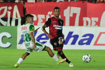 Rosario, Argentina.- En las fotos tomadas el 27 de noviembre del 2023, durante el partido entre Newell's y Defensa y Justicia en el estadio Marcelo Bielsa del Parque de la Independencia. Newell’s superó 3-0 a Defensa y Justicia en el cierre del ciclo técnico de Gabriel Heinze. Un doblete de Francisco González y un tanto de Gustavo Velázquez fueron los goles de La Lepra.