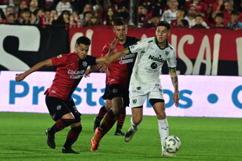 Rosario, Argentina.- En las fotos tomadas el 5 de noviembre del 2023, durante el partido entre Sarmiento y Newell's por la fecha 12 de la Copa de la Liga en el Estadio Marcelo Bielsa. Sarmiento de Junín dio el golpe en Rosario y venció 1-0 a Newell’s con gol de Juan Cruz Kaprof.