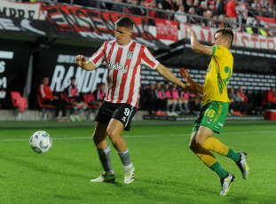 La Plata, Argentina.- En las fotos tomadas el 5 de noviembre del 2023, Estudiantes de La Plata enfrentó a Defensa y Justicia en la continuidad de la fecha 12 de la Zona B en la Copa de la Liga Profesional en el Estadio Jorge Luis Hirschi. Estudiantes de La Plata venció 2-1 a Defensa y Justicia Gracias a los tantos de Franco Zapiola y Fernando Zuqui (descontó Tomás Cardona de penal), el cuadro platense sumó tres puntos para la lucha para ingresar a la Libertadores.