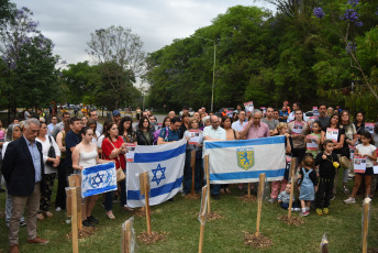 Tucumán, Argentina.- En las fotos tomadas el 14 de noviembre del 2023, doscientas cuarenta estacas con los retratos, nombre y apellido de los secuestrados por Hamas fueron colocadas en la rotonda de Horco Molle, en la ciudad de Yerba Buena. Con la firma de 58.000 personas, las organizaciones de la comunidad judía de Argentina, la séptima del mundo, pidieron a Fernández que busque la mediación de la ONU y la Cruz Roja, mientras el Gobierno argentino contacta a Egipto, Qatar y la Autoridad Nacional Palestina.