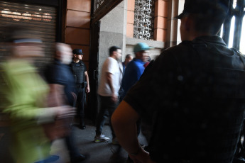 Buenos Aires, Argentina.- En las fotos tomadas el 9 de noviembre del 2023, las líneas de trenes Sarmiento, Roca, Urquiza y Belgrano Sur normalizan sus servicios luego de demoras y cancelaciones debido a falsas amenazas de bomba en las estaciones Once, Constitución, Lemos y Sáenz, informó la empresa Trenes Argentinos y Metrovías. También llegaron amenazas contra la Casa Rosada y dos colegios porteños. Para el gobierno, se trataron de falsas amenazas que buscan "generar miedo en la previa del balotaje", indicó el Ministro de Transporte, Diego Giuliano.