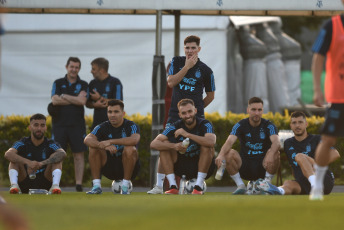 Buenos Aires, Argentina.- En las fotos tomadas el 14 de noviembre del 2023, la Selección Argentina, encabezada por Lionel Messi, durante una sesión de entrenamiento en Ezeiza, prepara la última doble fecha de Eliminatorias Sudamericanas del año, en la que enfrentará a Uruguay y Brasil. La Albiceleste, recibirá a la Celeste este jueves (16) en La Bombonera y visitará a Brasil el próximo martes en el Maracaná.