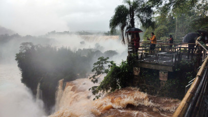 Misiones, Argentina.- En las fotos tomadas el 3 de noviembre del 2023, muestra las Cataratas del Iguazú ubicadas entre Argentina y Brasil tras una histórica crecida, alcanzando un caudal de 24,2 millones de litros por segundo, un récord en casi una década, según el concesionario del Parque. La causa tiene que ver con el fenómeno meteorológico El Niño. Finalmente, las autoridades informaron que el tradicional recorrido será reabierto, al menos en parte, este viernes.