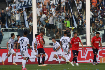 Córdoba, Argentina.- En las fotos tomadas el 26 de noviembre del 2023, durante el partido entre Talleres e Independiente en el Estadio Mario Alberto Kempes. Independiente venció 3-2 a Córdoba lo que le permitió clasificar a los cuartos de final de la Copa de la Liga como puntero de la Zona A.