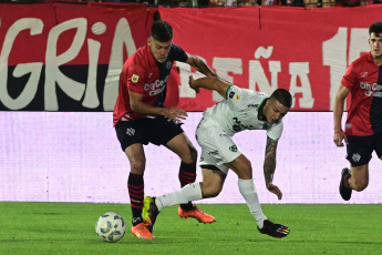 Rosario, Argentina.- En las fotos tomadas el 5 de noviembre del 2023, durante el partido entre Sarmiento y Newell's por la fecha 12 de la Copa de la Liga en el Estadio Marcelo Bielsa. Sarmiento de Junín dio el golpe en Rosario y venció 1-0 a Newell’s con gol de Juan Cruz Kaprof.