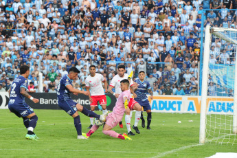 Tucumán, Argentina.- En las fotos tomadas el 27 de noviembre del 2023, durante el partido entre Huracán y Atlético Tucumán en el Monumental José Fierro En medio de la definición de la Zona A de la Copa LPF, Huracán consiguió un triunfo que quedará en su historia, venciendo 2-0 a Atlético Tucumán y avanzando a los cuartos de final como primero.