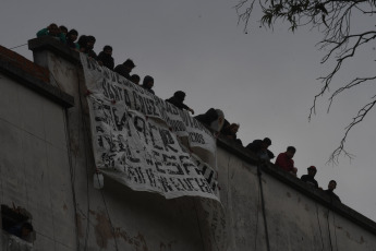 Buenos Aires, Argentina.- En las fotos tomadas el 31 de octubre del 2023, unas 600 personas resistían al intento de desalojo en Casa Santa Cruz, en el barrio porteño de Parque Patricios, donde viven 350 adultos y más de 100 niños, en medio de un megaoperativo de la Policía de la Ciudad. Las más de 100 familias llegaron a un acuerdo para postergar el desalojo ordenado por la Justicia y que se abra una mesa de trabajo durante un período máximos de seis meses, cuyo objetivo es encontrar una solución habitacional definitiva.