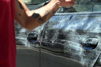 Rosario, Argentina.- En las fotos tomadas el 22 de noviembre del 2023, polícia y autoridades realizan la inspección del lugar donde balearon un auto de la familia de Antonela Roccuzzo y robaron ocho millones de pesos en Rosario, Argentina. Un grupo de delincuentes asaltó a la familia de Antonela Roccuzzo, esposa del capitán de la selección argentina, Lionel Messi, para robarles 8 mil millones de pesos (USD22 mil 443). Se trata de la prima de Roccuzzo, Agustina Scaglia, que fue interceptada cuando se trasladaban en un automóvil.