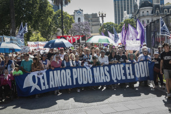 Buenos Aires, Argentina.- En las fotos tomadas el 23 de noviembre del 2023, cientos de activistas acompañaron la tradicional ronda de las Madres de Plaza de Mayo, la organización que reclama por los desaparecidos de la dictadura en Argentina (1976-83) y que denuncia el "negacionismo" del futuro gobierno de Javier Milei. Con sus característicos pañuelos blancos en la cabeza, las Madres recordaron también a la que fue su presidenta, Hebe de Bonafini, fallecida hace un año.