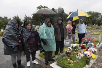 Buenos Aires, Argentina.- En las fotos tomadas el 2 de noviembre del 2023, familias celebraron bajo la lluvia el Día de los Muertos en el cementerio de Flores en Buenos Aires, Argentina. Entre calacas, altares y recorridos, argentinos participaron de la celebración del Día los Muertos con una oferta de murales, videos y altares consagrados a la memoria de sus familiares y amigos.