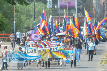 Jujuy, Argentina.- En las fotos tomadas el 8 de noviembre del 2023, el Malón de la Paz marchó en Jujuy para exigir el cese de la judicialización de los que luchan y pidieron a los diputados que se abstengan de tratar leyes vinculadas a la reforma parcial, acompañados en su reclamos por dirigentes gremiales.