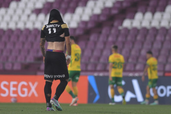 Buenos Aires, Argentina.- En las fotos tomadas el 23 de noviembre del 2023, durante el partido entre Defensa y Justicia y San Lorenzo en el estadio La Fortaleza, de Lanús en semifinales de la Copa Argentina. Defensa y Justicia venció 1-0 a San Lorenzo por lo que definirá el título y un cupo a la CONMEBOL Libertadores de 2024 con Estudiantes de La Plata, que eliminó a Boca Juniors. La final sería el miércoles 13 de diciembre.