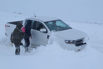 Neuquén, Argentina.- En las fotos tomadas el 20 de noviembre del 2023, Gendarmes rescataron a dos familias y trabajadores varados por una tormenta de nieve en Neuquén. En medio de la alerta por nieve y viento blanco hacia el interior neuquino, dos familias y trabajadores quedaron varados sobre la ruta provincial 13 que está cerrada al tránsito. Se trataba de una familia con un bebé recién nacido dado de alta junto a su madre en las horas previas; otra familia compuesta por cinco integrantes que ya no tenían combustible para calefaccionarse, y un grupo de trabajadores de la zona que también había sido sorprendido por el temporal.