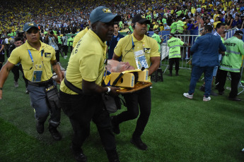 Río de Janeiro, Brasil.- En las fotos tomadas el 21 de noviembre del 2023, simpatizantes de la Albiceleste fueron reprimidos por la policía militar en la tribuna del estadio Maracaná en Río de Janeiro. Ante la represión por parte de los uniformados, los jugadores dirigidos por Lionel Scaloni se acercaron a defender a los hinchas que estaban siendo castigados por gendarmes. Frente a esto, Lionel Messi lideró a la selección de Argentina al retirarse del campo de juego rumbo al vestuario, lo que provocó que el partido por las eliminatorias de la Copa Mundial comenzara con un retraso de 27 minutos.