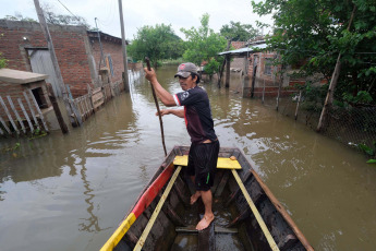 Corrientes, Argentina.- En las fotos tomadas el 10 de noviembre del 2023, muestra las zonas afectadas por las fuertes lluvias en la provincia de Corrientes, Argentina. El número de evacuados y autoevacuados en las localidades ribereñas de Corrientes ha aumentado y ya supera las 2.000 personas afectadas por la crecida de los ríos Paraná y Uruguay. Esta situación se agrava debido a las precipitaciones que están ocurriendo en gran parte del territorio provincial.