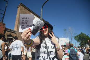 Buenos Aires, Argentina.- En las fotos tomadas el 10 de noviembre del 2023, muestra la publicidad política realizada en el marco de los conciertos que realiza Taylor Swift en Buenos Aires, Argentina. La figura pop se convirtió en un asunto político de primer orden de cara al segundo turno de las elecciones presidenciales argentinas. En algunos carteles de las fans se lee, "Swiftie no vota a (Javier) Milei", "Milei es (Donald) Trump", se convirtieron en consignas comunes.