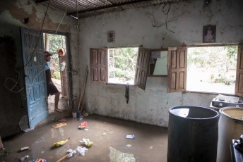 Chaco, Argentina.- En las fotos tomadas el 10 de noviembre del 2023, la crecida en el Río Paraná, afecta las zonas ribereñas de la provincia. Las crecidas en los ríos y las inundaciones de los últimos días son un producto del fenómeno natural El Niño. “Lo principal en cuanto a las inundaciones tienen que ver con el exceso de lluvias, que está claramente asociado a El Niño en el noreste argentino y sur de Brasil,” afirmó Alpio Costa, meteorólogo e investigador en el Instituto Antártico Argentino.