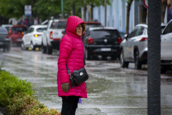 Neuquén, Argentina.- En las fotos tomadas el 2 de noviembre del 2023, muestra las calles de la ciudad de Neuquén en medio de las constantes lluvias. El Servicio Meteorológico Nacional, emitió una alerta de nivel rojo para una porción de la provincia de Misiones por probables lluvias y tormentas muy intensas. Desde la jornada del miércoles se vienen registrando lluvias y tormentas de variada intensidad sobre gran parte del país, especialmente en la franja central y gran parte del Litoral y noreste argentino.