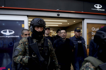 Buenos Aires, Argentina.- En las fotos tomadas el 15 de noviembre del 2023, el narcotraficante peruano Raúl Martín Maylli Rivera, más conocido por su apodo "Dumbo", quien había sido detenido en octubre del año pasado en la ciudad de Lima tras permanecer prófugo casi un año y medio de la Justicia argentina, llegó extraditado a Argentina para ser juzgado como jefe de una organización dedicada a la venta de drogas en el barrio Padre Mugica, en Villa Lugano, confirmaron fuentes policiales y judiciales.