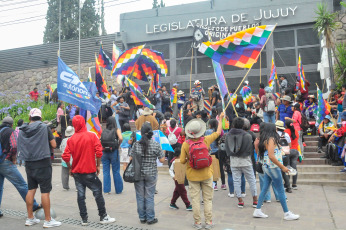 Jujuy, Argentina.- En las fotos tomadas el 9 de noviembre del 2023, integrantes del Tercer Malón de la Paz y gremialistas que conforman la Intersindical de Jujuy, protestaron a las afueras de las instalaciones de la Legislatura jujeña. Los diputados oficialistas del Frente Cambia Jujuy, sancionaron leyes vinculadas a la discutida reforma parcial de la Constitución de Jujuy, pese a la falta de consenso con la oposición y diversos sectores que protestaron a las afueras del recinto en contra de las iniciativas tratadas.