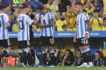 Río de Janeiro, Brasil.- En las fotos tomadas el 21 de noviembre del 2023, durante el partido entre la Selección Argentina y la de Brasil en un clásico que cerró el año de las Eliminatorias Sudamericanas, por la sexta fecha rumbo al Mundial de 2026. En medio de tensiones, la Selección Argentina logró una victoria por 1-0 en la visita a Brasil, lo que le permitió mantenerse en la cima de la tabla y provocarle la primera derrota al equipo local en esta competencia en su país.