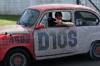 Buenos Aires, Argentina.- En las fotos tomadas el 5 de noviembre del 2023, más de 600 autos Fiat 600 realizaron una colorida caravana que partió desde la pista del Autódromo de la Ciudad de Buenos Aires hasta el "Museo del Fitito", ubicado en el municipio bonaerense de Tres de Febrero, donde se congregaron en busca de un récord Guinness de mayor concentración de estos vehículos.