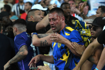 Río de Janeiro, Brasil.- En las fotos tomadas el 21 de noviembre del 2023, simpatizantes de la Albiceleste fueron reprimidos por la policía militar en la tribuna del estadio Maracaná en Río de Janeiro. Ante la represión por parte de los uniformados, los jugadores dirigidos por Lionel Scaloni se acercaron a defender a los hinchas que estaban siendo castigados por gendarmes. Frente a esto, Lionel Messi lideró a la selección de Argentina al retirarse del campo de juego rumbo al vestuario, lo que provocó que el partido por las eliminatorias de la Copa Mundial comenzara con un retraso de 27 minutos.