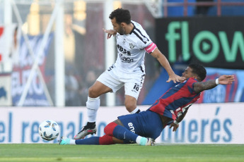 Buenos Aires, Argentina.- En las fotos tomadas el 27 de noviembre del 2023, durante el partido entre San Lorenzo y Central Córdoba en el Estadio Nuevo Gasómetro. San Lorenzo logró vencer a Central Córdoba por 2-0 gracias al gol de Jalil Elías y el cabezazo de Gastón Hernández y, gracias al empate de Estudiantes de La Plata ante Lanús, por lo que finalmente aseguró su regreso a la CONMEBOL Libertadores 2024.