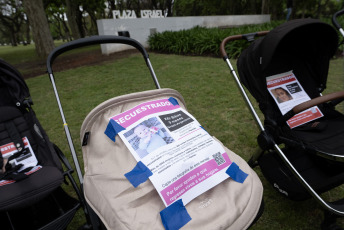 Buenos Aires, Argentina.- En las fotos tomadas el 1 de noviembre del 2023, mujeres se congregaron en Buenos Aires en un encuentro para reclamar la liberación de los más de 30 niños y niñas que el movimiento radical islámico Hamas mantiene como rehenes en la Franja de Gaza tras el ataque perpetrado en territorio de Israel, el sábado 7 de octubre.