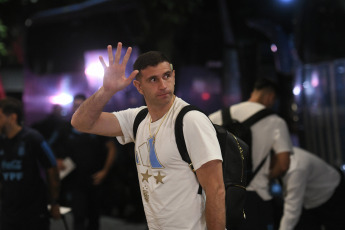 Río de Janeiro, Brasil.- En las fotos tomadas el 20 de noviembre del 2023, el equipo argentino fue recibido en Río de Janeiro por los hinchas y se prepara para el clásico por las Eliminatorias, en el Maracaná. El equipo campeón del mundo, se enfrentará a Brasil por la quinta fecha de las Eliminatorias para el Mundial 2026 que se llevará a cabo en Canadá, Estados Unidos y México.