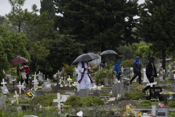 Buenos Aires, Argentina.- En las fotos tomadas el 2 de noviembre del 2023, familias celebraron bajo la lluvia el Día de los Muertos en el cementerio de Flores en Buenos Aires, Argentina. Entre calacas, altares y recorridos, argentinos participaron de la celebración del Día los Muertos con una oferta de murales, videos y altares consagrados a la memoria de sus familiares y amigos.