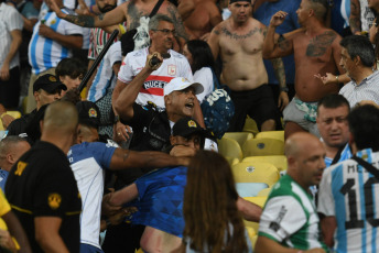 Río de Janeiro, Brasil.- En las fotos tomadas el 21 de noviembre del 2023, simpatizantes de la Albiceleste fueron reprimidos por la policía militar en la tribuna del estadio Maracaná en Río de Janeiro. Ante la represión por parte de los uniformados, los jugadores dirigidos por Lionel Scaloni se acercaron a defender a los hinchas que estaban siendo castigados por gendarmes. Frente a esto, Lionel Messi lideró a la selección de Argentina al retirarse del campo de juego rumbo al vestuario, lo que provocó que el partido por las eliminatorias de la Copa Mundial comenzara con un retraso de 27 minutos.