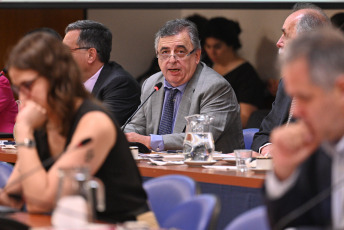 Buenos Aires, Argentina.- En las fotos tomadas el 28 de noviembre del 2023, durante la Comisión de Juicio Político para emitir dictamen en el caso de la Corte. El bloque Frente de Todos de la Cámara de Diputados consiguió dictámenes de mayoría en la comisión de juicio político para avanzar en el proceso a los cuatro jueces de la Corte Suprema de Justicia, a quienes acusan "de mal desempeño de sus funciones" en las causas por la derogación de la ley del Consejo de la Magistratura, los fallos de coparticipación y de la ley del 2x1 en favor de represores, y el manejo de la obra social del Poder Judicial.