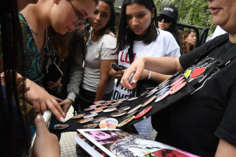 Buenos Aires, Argentina.- En las fotos tomadas el 8 de noviembre del 2023, algunos fans se congregaron en las afueras del Hotel Four Season, ubicado en el barrio porteño de Retiro donde Taylor Swift se hospeda desde su llegada. Este jueves, la artista dará el primero de los tres shows —9, 10 y 11 de noviembre— en el estadio de River Plate, con entradas agotadas, como parte de su gira The Eras Tour.