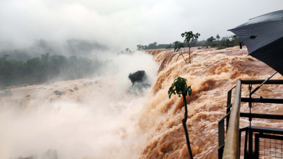 Misiones, Argentina.- En las fotos tomadas el 3 de noviembre del 2023, muestra las Cataratas del Iguazú ubicadas entre Argentina y Brasil tras una histórica crecida, alcanzando un caudal de 24,2 millones de litros por segundo, un récord en casi una década, según el concesionario del Parque. La causa tiene que ver con el fenómeno meteorológico El Niño. Finalmente, las autoridades informaron que el tradicional recorrido será reabierto, al menos en parte, este viernes.