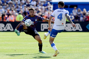 Buenos Aires, Argentina.- En las fotos tomadas el 5 de noviembre del 2023, durante el partido entre Vélez Sarsfield y Talleres de Córdoba en un partido válido por la fecha 12 de la Zona A en el estadio José Amalfitani. Vélez Sarsfield y Talleres de Córdoba igualaron 1-1. Rodrigo Garro y Claudio Aquino, ambos en el primer tiempo, marcaron los goles. El VAR, a cargo de Mauro Vigilano anuló un tanto que Lautaro Ovando marcaba para la visita.