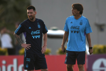 Buenos Aires, Argentina.- En las fotos tomadas el 14 de noviembre del 2023, la Selección Argentina, encabezada por Lionel Messi, durante una sesión de entrenamiento en Ezeiza, prepara la última doble fecha de Eliminatorias Sudamericanas del año, en la que enfrentará a Uruguay y Brasil. La Albiceleste, recibirá a la Celeste este jueves (16) en La Bombonera y visitará a Brasil el próximo martes en el Maracaná.