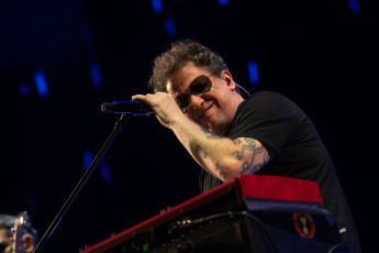 Buenos Aires, Argentina.- En las fotos tomadas el 15 de noviembre del 2023, Andrés Calamaro durante la primera de sus dos funciones en el Movistar Arena de Buenos Aires. Calamaro, ratificó que sigue portando la medalla de ser uno de los más grandes cancionistas que dio el rock argentino y uno de los más prolíficos creadores de éxitos arraigados en la memoria colectiva musical. El Salmón revisitó buena parte de su catálogo de clásicos y le rindió tributo a Diego Maradona.