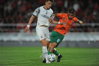 Buenos Aires, Argentina.- En las fotos tomadas el 12 de noviembre del 2023, durante el partido entre Independiente y Banfield en busca de la clasificación a cuartos de final de la Copa de la Liga Profesional de Fútbol (LPF), dentro de la continuidad de la 13ra. fecha de la Zona A. Independiente igualó sin goles con Banfield. El Rojo sumó un punto para quedar a un paso de los cuartos de final de la Copa de la Liga y el Taladro no corrió riesgos, luego de garantizarse una estadía en Primera División en la próxima temporada.