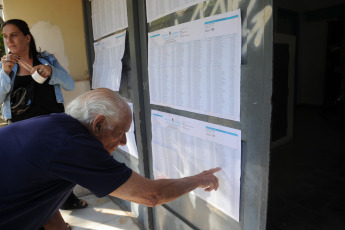 Buenos Aires.- En la foto tomada el 19 de noviembre de 2023, las elecciones en las que se elegirá presidente comenzaron a las 8 en la provincia de Buenos Aires, el distrito más populoso de la Argentina en cantidad de votantes, con un 37