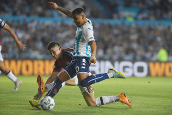 Buenos Aires, Argentina.- En las fotos tomadas el 5 de noviembre del 2023, durante el partido entre Racing Club y Central Córdoba de Santiago del Estero, por la fecha 12 de la Copa de la Liga Profesional en el Estadio Presidente Perón. Racing igualó 1-1 en Avellaneda con Central Córdoba de Santiago del Estero. El encuentro, contó con los goles de Roger Martínez y Mateo Sanabria.