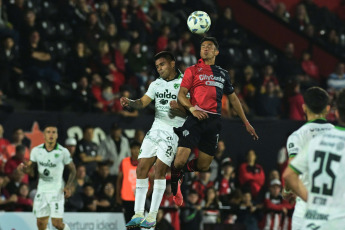 Rosario, Argentina.- En las fotos tomadas el 5 de noviembre del 2023, durante el partido entre Sarmiento y Newell's por la fecha 12 de la Copa de la Liga en el Estadio Marcelo Bielsa. Sarmiento de Junín dio el golpe en Rosario y venció 1-0 a Newell’s con gol de Juan Cruz Kaprof.