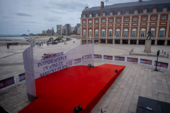 Mar del Plata, Argentina.- En las fotos tomadas el 1 de noviembre del 2023, durante la inauguración del Festival Internacional de Cine en su edición número 38. Hasta el domingo (12), la ciudad de Mar del Plata es sede de su Festival Internacional de Cine, el encuentro cinematográfico más destacado de Argentina y América latina. Esta edición, que coincide con el cuadragésimo aniversario de la democracia en el país, promete una selección diversa y cautivadora de películas tanto nacionales como internacionales.