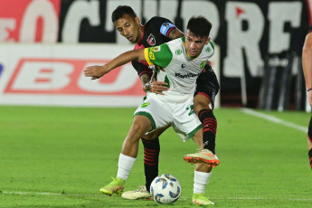 Rosario, Argentina.- En las fotos tomadas el 27 de noviembre del 2023, durante el partido entre Newell's y Defensa y Justicia en el estadio Marcelo Bielsa del Parque de la Independencia. Newell’s superó 3-0 a Defensa y Justicia en el cierre del ciclo técnico de Gabriel Heinze. Un doblete de Francisco González y un tanto de Gustavo Velázquez fueron los goles de La Lepra.