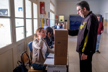 Buenos Aires.- En la foto tomada el 19 de noviembre de 2023, las elecciones en las que se elegirá presidente comenzaron a las 8 en la provincia de Buenos Aires, el distrito más populoso de la Argentina en cantidad de votantes, con un 37