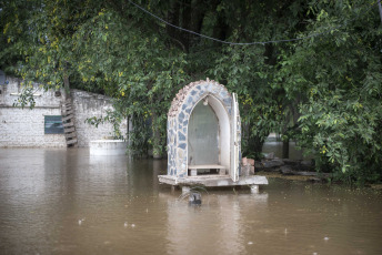 Chaco, Argentina.- En las fotos tomadas el 10 de noviembre del 2023, la crecida en el Río Paraná, afecta las zonas ribereñas de la provincia. Las crecidas en los ríos y las inundaciones de los últimos días son un producto del fenómeno natural El Niño. “Lo principal en cuanto a las inundaciones tienen que ver con el exceso de lluvias, que está claramente asociado a El Niño en el noreste argentino y sur de Brasil,” afirmó Alpio Costa, meteorólogo e investigador en el Instituto Antártico Argentino.