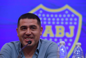 Buenos Aires, Argentina.- En las fotos tomadas el 28 de noviembre del 2023, durante la conferencia de prensa del candidato a presidente de Boca, Juan Román Riquelme, quien afirmó, "me siento un afortunado de estar en este lugar" pero que "ojalá este señor (apuntándole a Macri sin nombrarlo) deje que los hinchas voten el domingo". Mientras, afuera del estadio, más de cinco mil hinchas celebraron un banderazo de apoyo a Riquelme como candidato a presidente contra la fórmula opositora Andrés Ibarra-Mauricio Macri.