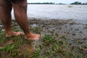 Corrientes, Argentina.- En las fotos tomadas el 10 de noviembre del 2023, muestra las zonas afectadas por las fuertes lluvias en la provincia de Corrientes, Argentina. El número de evacuados y autoevacuados en las localidades ribereñas de Corrientes ha aumentado y ya supera las 2.000 personas afectadas por la crecida de los ríos Paraná y Uruguay. Esta situación se agrava debido a las precipitaciones que están ocurriendo en gran parte del territorio provincial.